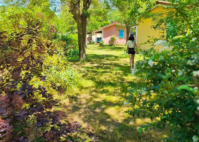 Camping Confortable Avec Terrasse - 7 Pers. - Api-1-52-1940 *